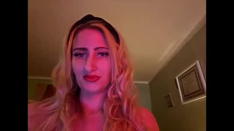 Snapshot of blondebellaaa3 chatting on 12/04/24, 05:22 Gia online show from 12/04/24, 05:22