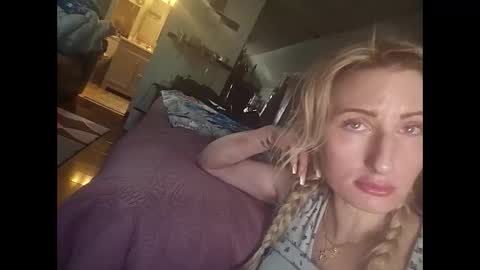Snapshot of blondebellaaa3 chatting on 01/03/25, 05:20 Gia online show from 01/03/25, 05:20