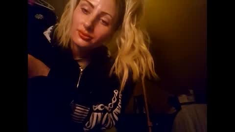 Snapshot of blondebellaaa3 chatting on 01/16/25, 01:04 Gia online show from 01/16/25, 01:04