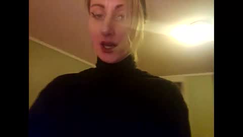 Snapshot of blondebellaaa3 chatting on 01/21/25, 12:57 Gia online show from 01/21/25, 12:57