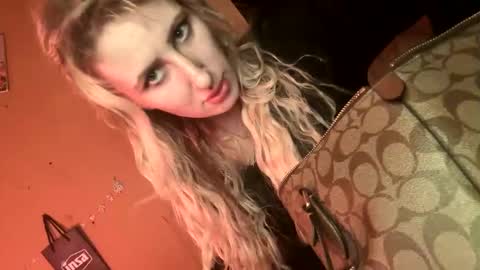 Snapshot of blondebellaaa3 chatting on 03/04/25, 03:11 Gia online show from 03/04/25, 03:11