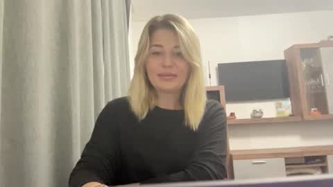 Snapshot of blondie_xoxoxo chatting on 09/10/25, 06:35 blondie_xoxoxo online show from 09/10/25, 06:35