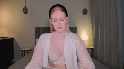 Snapshot of blondiemermaid chatting on 12/13/24, 01:01 Mia online show from 12/13/24, 01:01
