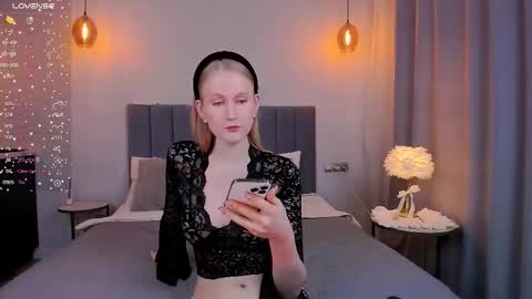Snapshot of blondiemermaid chatting on 02/15/25, 07:39 Mia online show from 02/15/25, 07:39