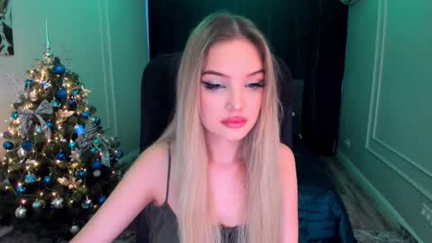 Snapshot of bloomingheart chatting on 12/12/24, 12:22 Sophia online show from 12/12/24, 12:22