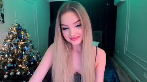 Snapshot of bloomingheart chatting on 12/12/24, 03:27 Sophia online show from 12/12/24, 03:27