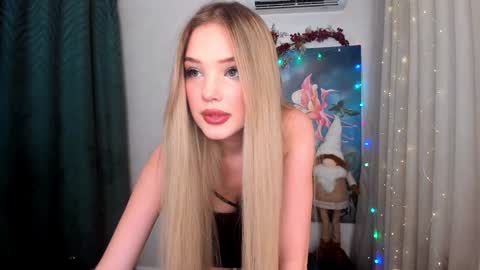 Snapshot of bloomingheart chatting on 12/15/24, 10:58 Sophia online show from 12/15/24, 10:58