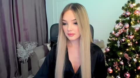 Snapshot of bloomingheart chatting on 12/17/24, 11:49 Sophia online show from 12/17/24, 11:49