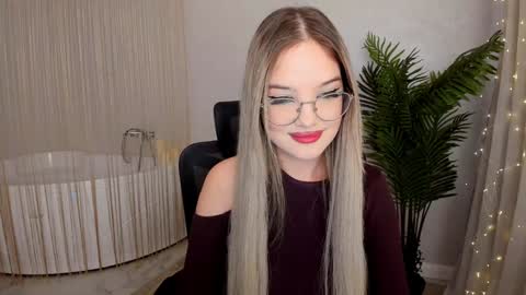 Snapshot of bloomingheart chatting on 01/14/25, 06:17 Sophia online show from 01/14/25, 06:17