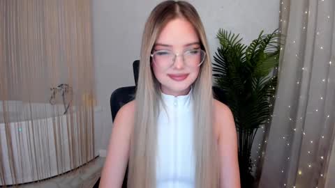 Snapshot of bloomingheart chatting on 01/22/25, 07:45 Sophia online show from 01/22/25, 07:45