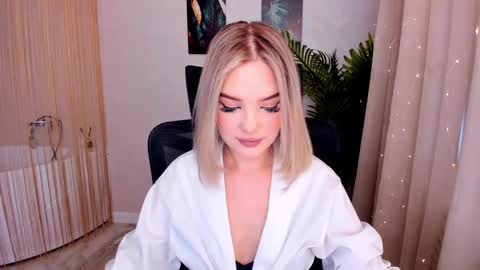 Snapshot of bloomingheart chatting on 03/01/25, 11:39 Sophia online show from 03/01/25, 11:39