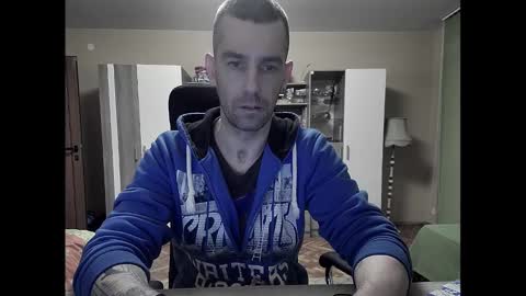 Snapshot of blue_eyed_wolf chatting on 02/15/25, 04:23 Runaway online show from 02/15/25, 04:23