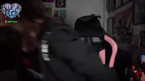 Snapshot of blueasfuck chatting on 10/08/25, 01:47 Blue online show from 10/08/25, 01:47