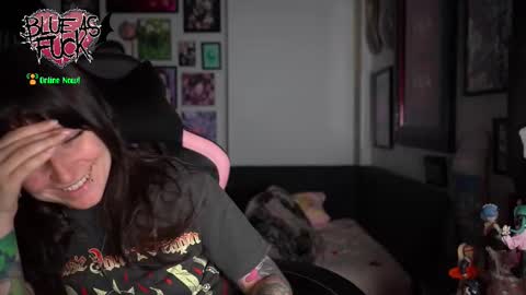 Snapshot of blueasfuck chatting on 11/22/25, 01:04 Blue online show from 11/22/25, 01:04