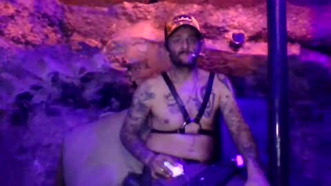 Snapshot of bobonme86 chatting on 11/17/25, 02:12 bobonme86 online show from 11/17/25, 02:12