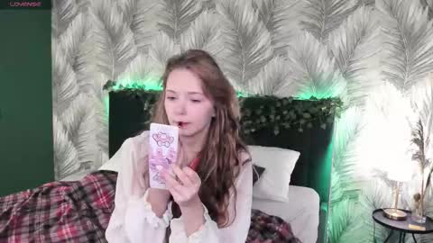 Snapshot of boldbutterfly chatting on 11/04/25, 03:05 Kira online show from 11/04/25, 03:05