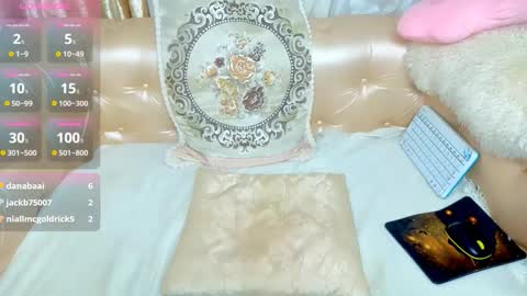 Snapshot of bom_mia_bom chatting on 10/21/25, 12:44 Mia online show from 10/21/25, 12:44