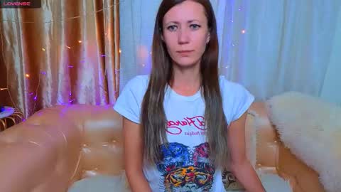 Snapshot of bom_mia_bom chatting on 11/17/25, 12:05 Mia online show from 11/17/25, 12:05