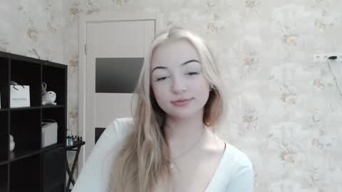 Snapshot of bonggarrido chatting on 10/21/25, 06:25 Ella online show from 10/21/25, 06:25