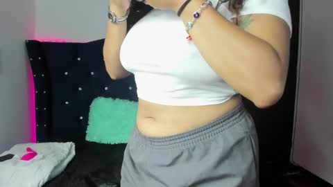 Snapshot of bonnie_tucci_ chatting on 09/18/25, 01:02 Bonnie online show from 09/18/25, 01:02