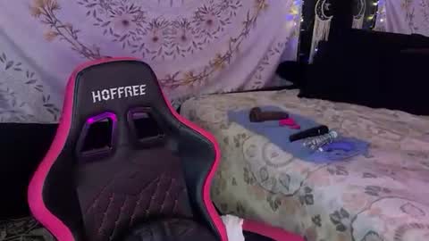 BossMom online show from 10/26/25, 06:03