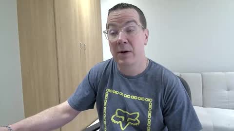 Snapshot of brettdj chatting on 09/27/25, 11:26 Brett online show from 09/27/25, 11:26