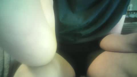 Snapshot of bri20fu chatting on 10/25/25, 04:24 raining down on me online show from 10/25/25, 04:24