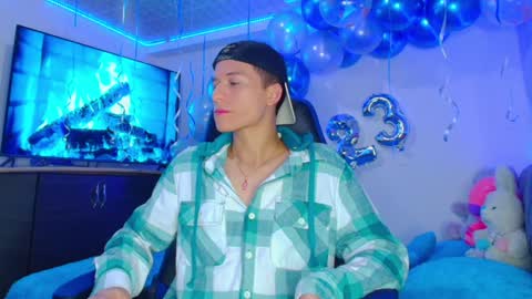 Snapshot of bryam_hot chatting on 01/11/25, 01:16 BRYAM INDEPENDENT MODEL online show from 01/11/25, 01:16