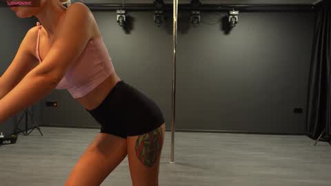 Snapshot of bubble__gum_ chatting on 11/15/25, 08:05 Bubble gum online show from 11/15/25, 08:05