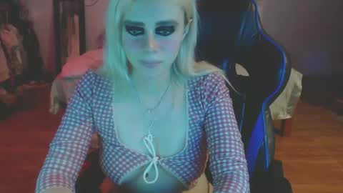 Snapshot of bubblebut11 chatting on 12/19/24, 01:50 Isabella but call me isa online show from 12/19/24, 01:50