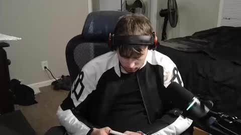 Snapshot of bubblebuttbdn chatting on 10/12/25, 12:09 BubblebuttBdn online show from 10/12/25, 12:09