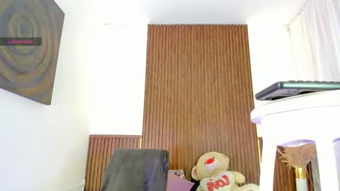 Snapshot of bunnyhots chatting on 09/26/25, 05:22 Angela Santini online show from 09/26/25, 05:22