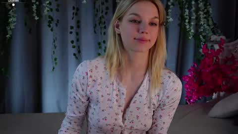 Snapshot of burnletitallburn chatting on 10/11/25, 04:38 Jessica online show from 10/11/25, 04:38