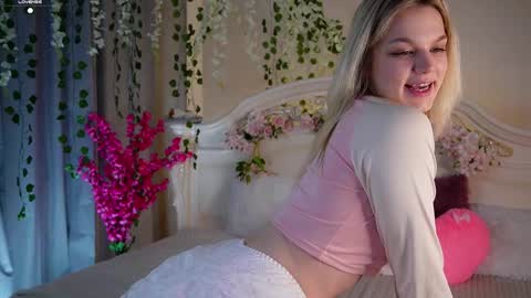 Snapshot of burnletitallburn chatting on 10/16/25, 03:24 Jessica online show from 10/16/25, 03:24