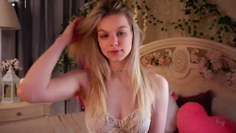 Snapshot of burnletitallburn chatting on 11/11/25, 03:23 Jessica online show from 11/11/25, 03:23