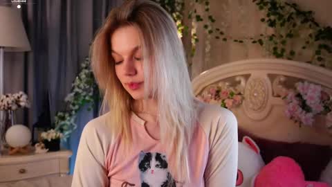 Snapshot of burnletitallburn chatting on 11/13/25, 02:16 Jessica online show from 11/13/25, 02:16