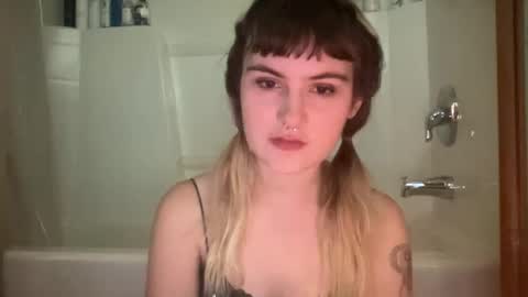 Snapshot of bushbabe3008 chatting on 10/22/25, 10:20 esme gray online show from 10/22/25, 10:20