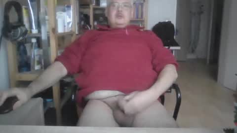 Snapshot of busibaer666 chatting on 12/17/24, 12:00 busi online show from 12/17/24, 12:00