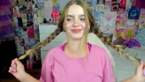 Snapshot of caaandy_girl chatting on 09/18/25, 04:20 Emily online show from 09/18/25, 04:20