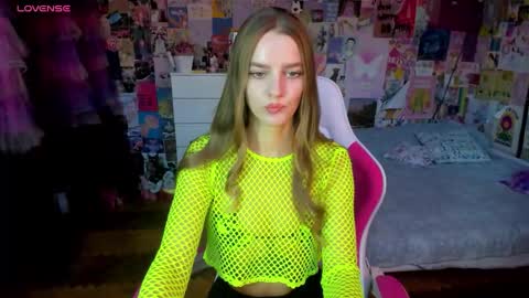 Snapshot of caaandy_girl chatting on 10/08/25, 01:09 Emily online show from 10/08/25, 01:09