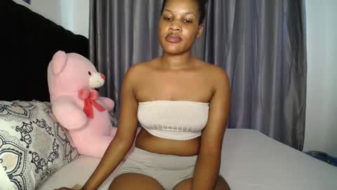 Snapshot of cadercey_kimmy01 chatting on 02/16/25, 12:32 EVA online show from 02/16/25, 12:32