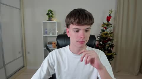 Snapshot of calvin_loves_you chatting on 12/18/24, 07:08 Hey I am Calvin online show from 12/18/24, 07:08