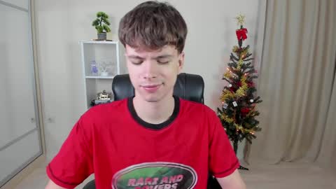 Snapshot of calvin_loves_you chatting on 12/20/24, 07:17 Hey I am Calvin online show from 12/20/24, 07:17