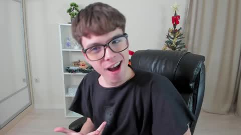 Snapshot of calvin_loves_you chatting on 12/22/24, 07:10 Hey I am Calvin online show from 12/22/24, 07:10