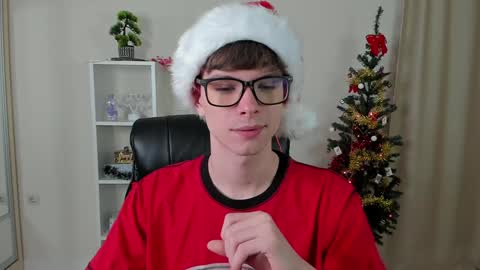 Snapshot of calvin_loves_you chatting on 12/24/24, 07:11 Hey I am Calvin online show from 12/24/24, 07:11
