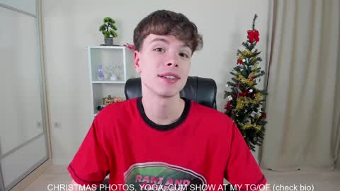 Snapshot of calvin_loves_you chatting on 12/25/24, 07:02 Hey I am Calvin online show from 12/25/24, 07:02
