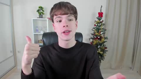 Snapshot of calvin_loves_you chatting on 12/29/24, 07:11 Hey I am Calvin online show from 12/29/24, 07:11
