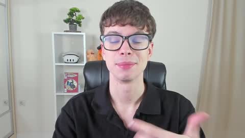 Snapshot of calvin_loves_you chatting on 01/24/25, 07:07 Hey I am Calvin online show from 01/24/25, 07:07