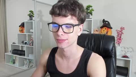 Snapshot of calvin_loves_you chatting on 01/26/25, 07:09 Hey I am Calvin online show from 01/26/25, 07:09
