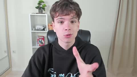 Snapshot of calvin_loves_you chatting on 02/07/25, 07:06 Hey I am Calvin online show from 02/07/25, 07:06